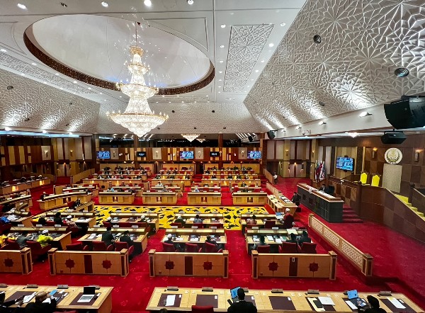 霹雳州务大臣沙拉尼提呈的反跳槽法案，获得所有出席议员一致通过。