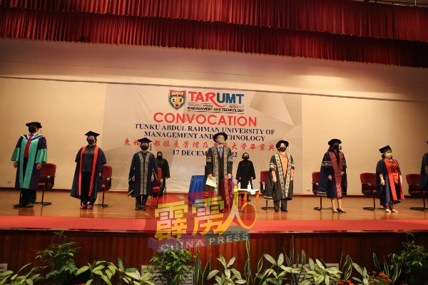 李仕伟（前排左4起）与严秀清，一同出席拉曼理工大学霹雳分校毕业典礼。