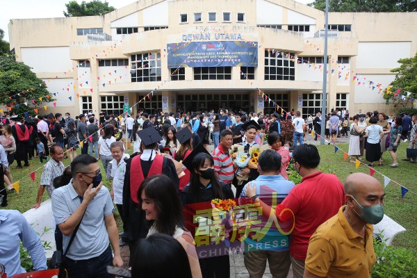 拉曼理工大学霹雳分校，于週六举办第24届毕业典礼。