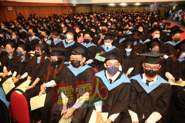 拉曼理工大学霹雳分校第24届毕业典礼，迎来498名毕业生。