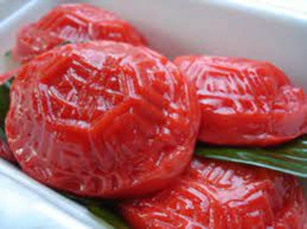 峇眼拿督一名64岁华裔男子，在吃“红龟粿”日时不慎鲠喉死亡。（示意图）