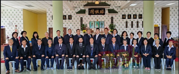易沛鸿（前左8）与众理事宣誓就职。
