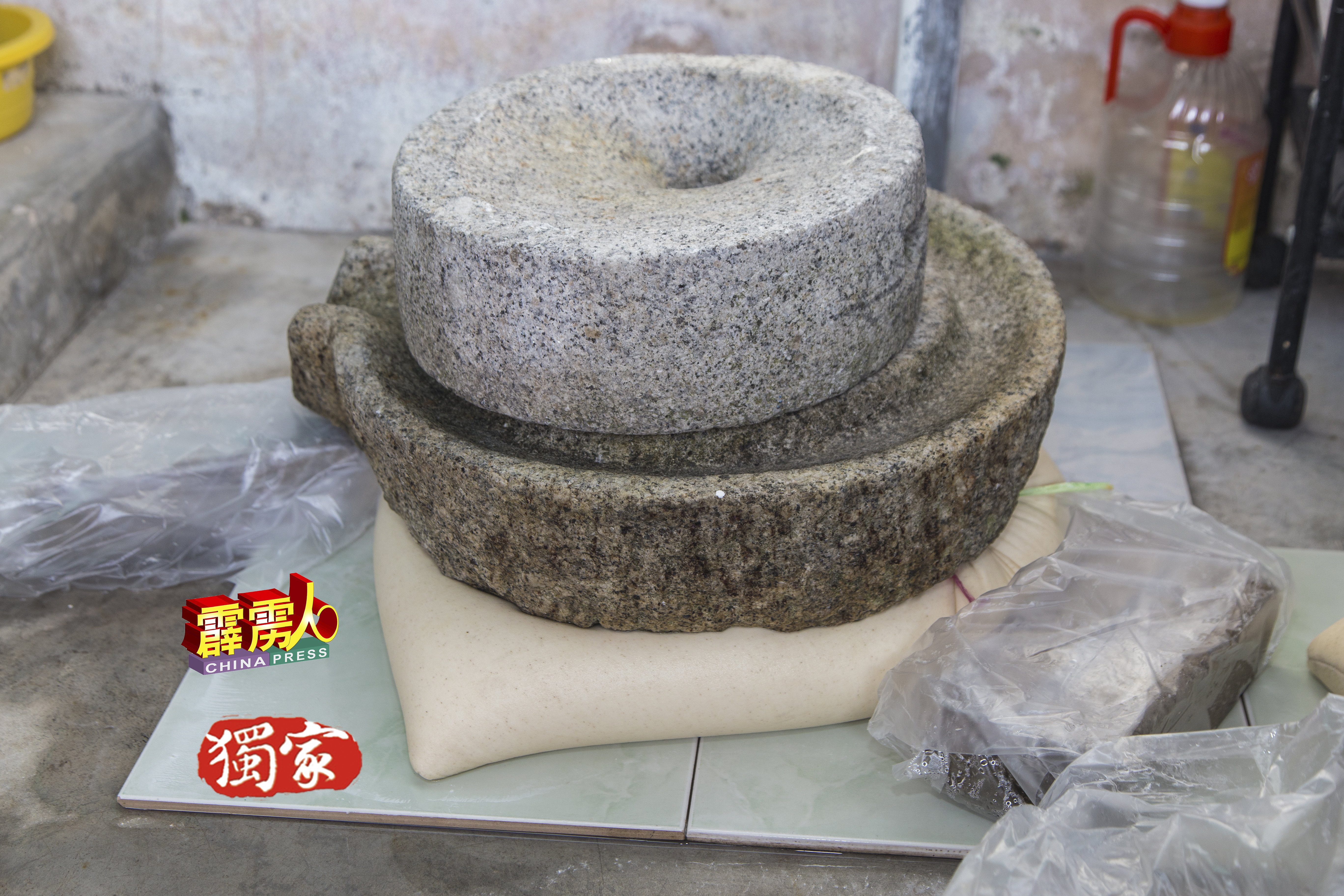 盛满糯米浆的麻袋，被石麻紧压，以便沥干水分，才能进行下一步工序。这点跟製作豆腐极为相似。