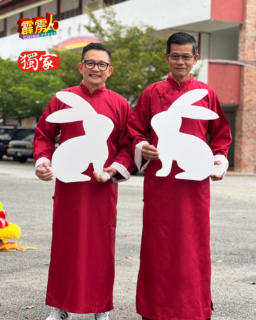 穿起红彤彤中式长衫的黄胜全（右）与吴进顺（左）手捧玉免模型，向各界拜个早年。