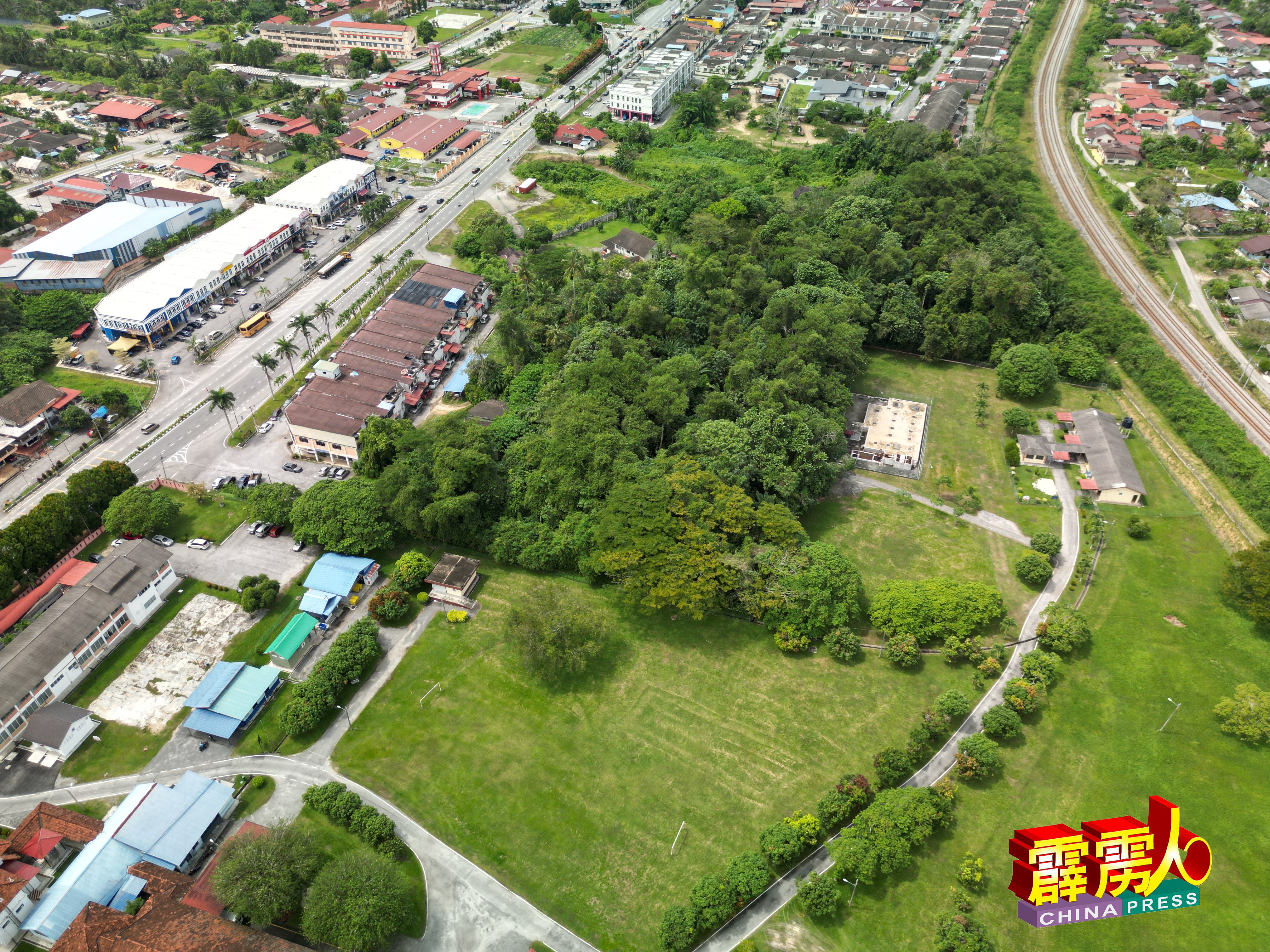 有财团在江沙医院后面空地兴建霸级市场的申请，已获江沙市议会批准，目前尚欠与土地局厘清泊车位的细节。