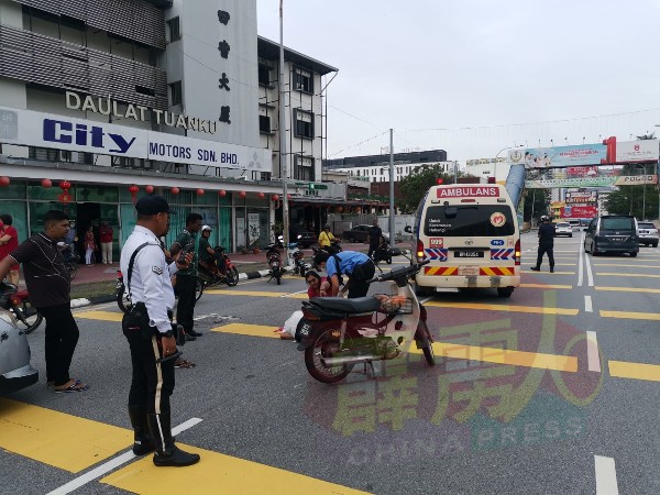 交警遇到民众发生严重车祸后，马上疏散交通，确保救护车在最短时间内送伤者到医院治疗。