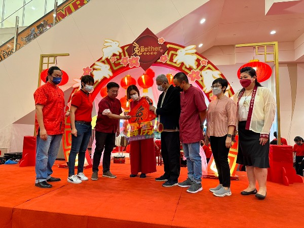 周锦欢（左3）主持开幕仪式，左起为梁华伟、郭欣怡、陈依玲、李锦华、陈春耀、郑丽容及陈春莲。
