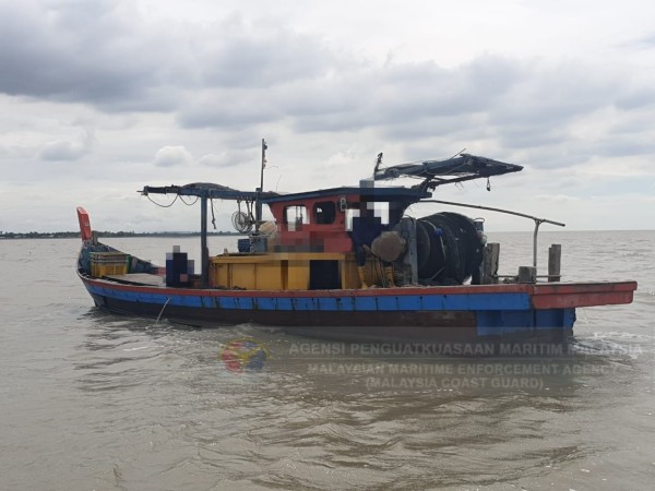 一艘本地渔船因非船主亲自作业，而遭扣查。
