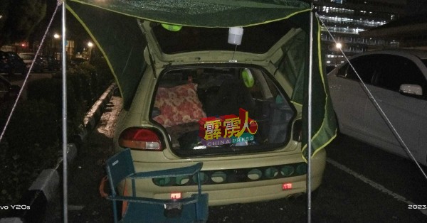 巫裔男子因儿子头部长肿瘤，连续5天在医院泊车场扎帐篷休息。