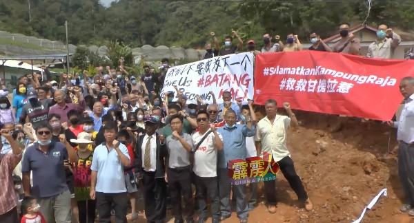 何子扬（右4）于去年12月27日，曾和甘榜拉惹村民发起请愿运动。