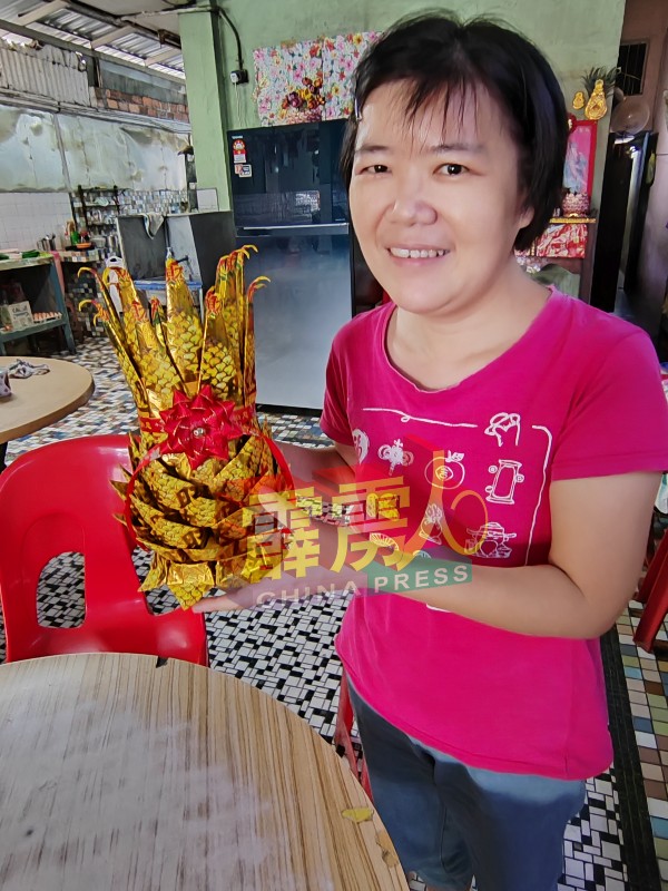 陈丽容在3年开始，就在佳节期间制作“金黄梨”。