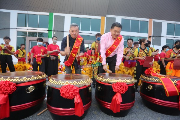黄文辉（左起）及许美远，进行新鼓开光仪式。
