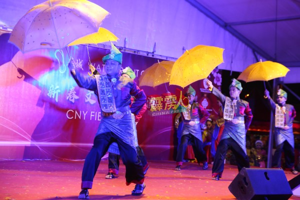 除了备有华人的传统文化演出，友族同胞也在会上呈献舞蹈，呈现出绚丽多彩的民族风情。