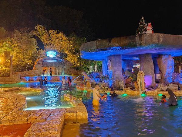 除了作为主要舞台的波浪池及人造沙滩，当晚乐园也开放温泉区给前来的民众享受。