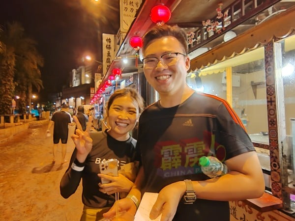 刘勇杰（右）与女友人前来参与跨年派对，期望明年更好。