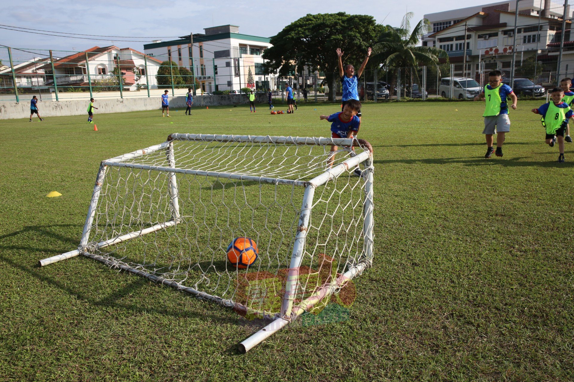 Goal!！ ！成功射龙门后，孩子们尽情欢呼。