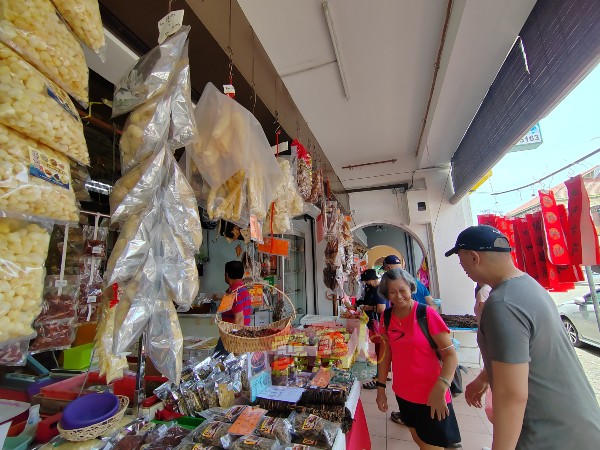 各家海味店皆把一些海味商品放在门前，吸引顾客选购。