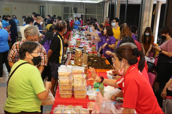 大会也获得10个各籍贯会馆妇女组参与开卖各式特色家乡美食。