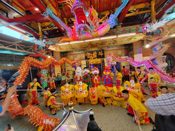 舞狮舞龙于斗母宫前绕场表演，传递新春喜庆。