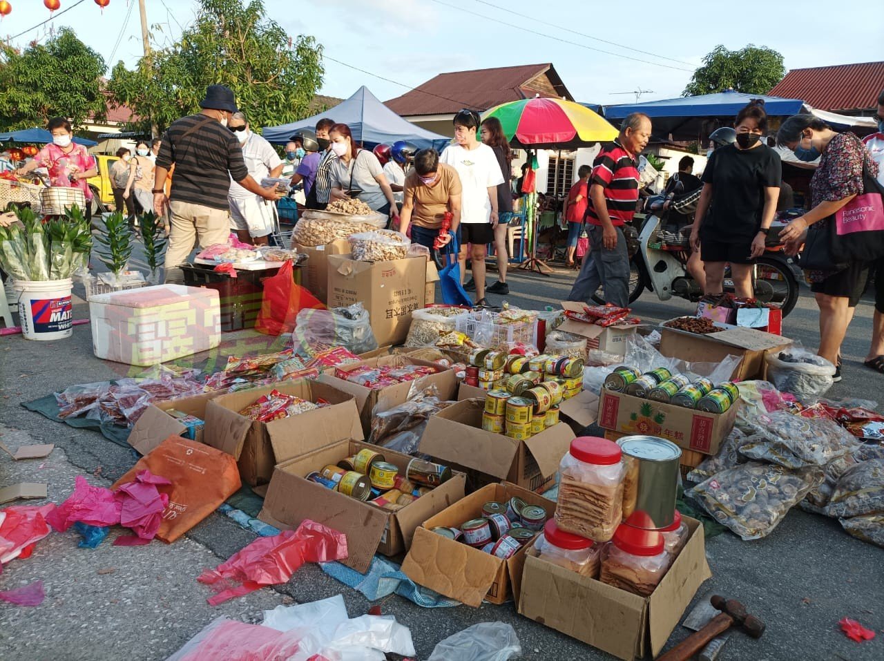 出售各种干货的摊贩，摊位旁环绕许多民众选购。