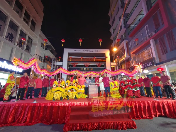 林国璋（前排左起）、鲁迈兹、倪可敏、廖志明、黄诗情及刘瑞裕在众人的陪同下主持大会亮灯开幕仪式。