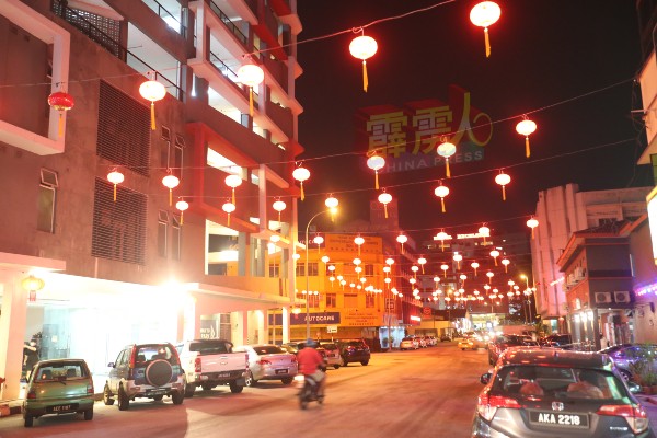 怡保八角楼商业街一带，挂满代表喜庆的红灯笼。