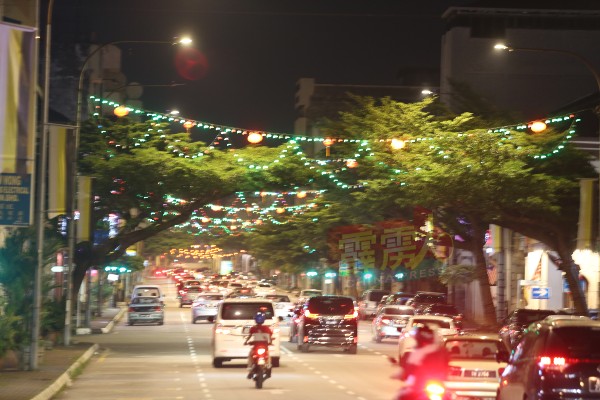 各种灯饰琳琅满目，照亮了休罗街。