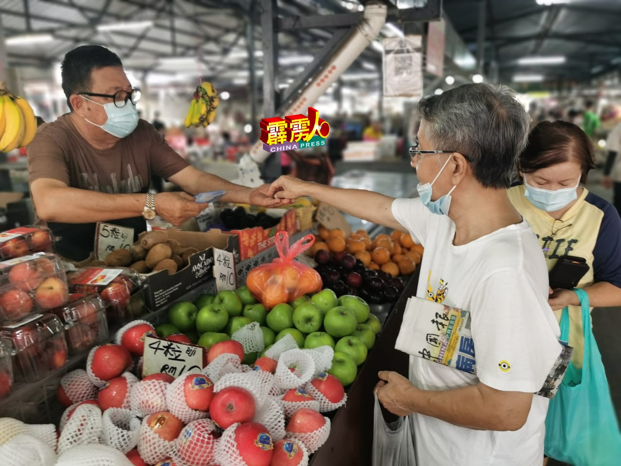 刘坤指在这两三天的水果特别好卖，生意增加了逾200%。