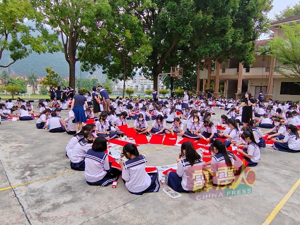 深斋中学举办挥春比赛，学生聚集在学校广场一同挥毫。