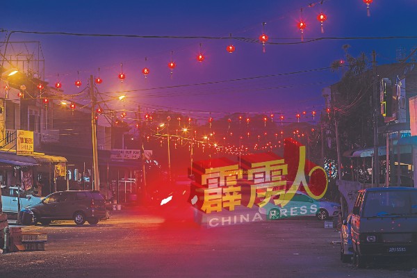 夜晚的也朗新村大街张灯结綵，红彤彤的灯笼亮着，非常有春节气氛。