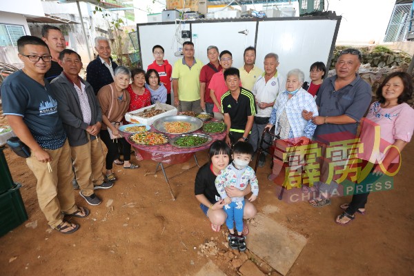 受水灾影响的甘榜拉惹新村村民，齐聚一堂，共享团圆饭。