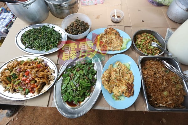 桌面上的菜餚都是村民的一番心意。