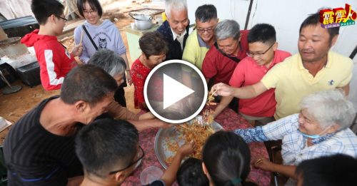 ◤霹雳头条◢ 受水灾影响     有家归不得          甘榜拉惹新村一人一菜共享团圆饭