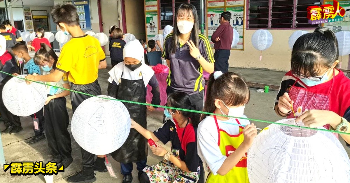 花灯展走入社区也走入校园，霹雳州内多所学校也参与彩绘花灯比赛。