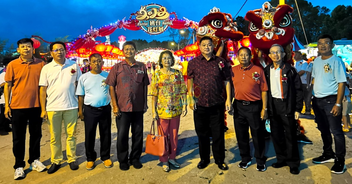 周连琼（右4）率领马来西亚花灯艺术协会团队造访班台新春花灯展，由蔡福文（左4）和团队负责接待。