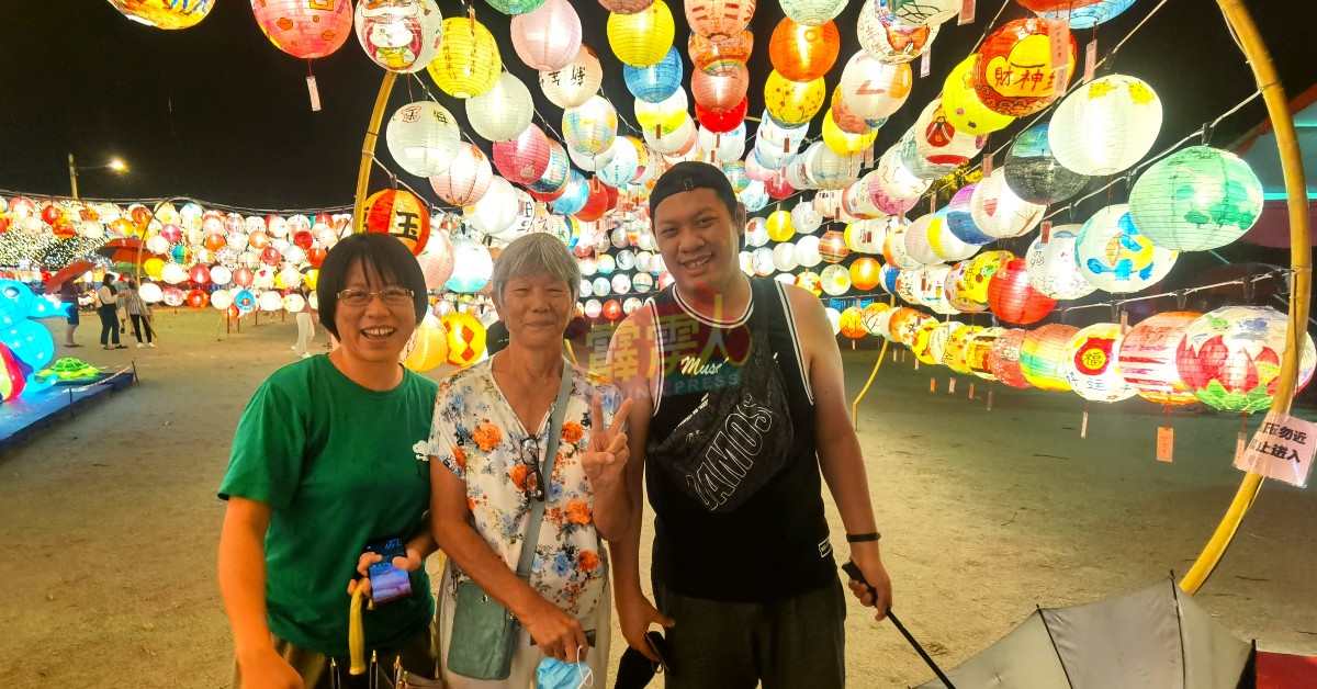 来自怡保的李嘉茵（左）和家人造访班台新春花灯展，感受甚具年味的灯展。