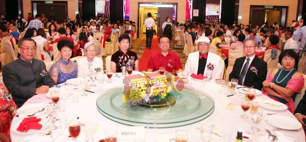 李文材（右2起）、黄美强、郑立慷及余宝珊，一同出席霹雳永春公会晚宴。