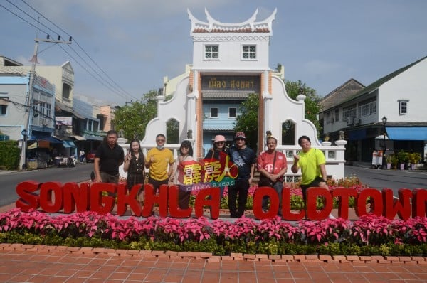 霹雳旅游业代表在宋卡古城地标留念。