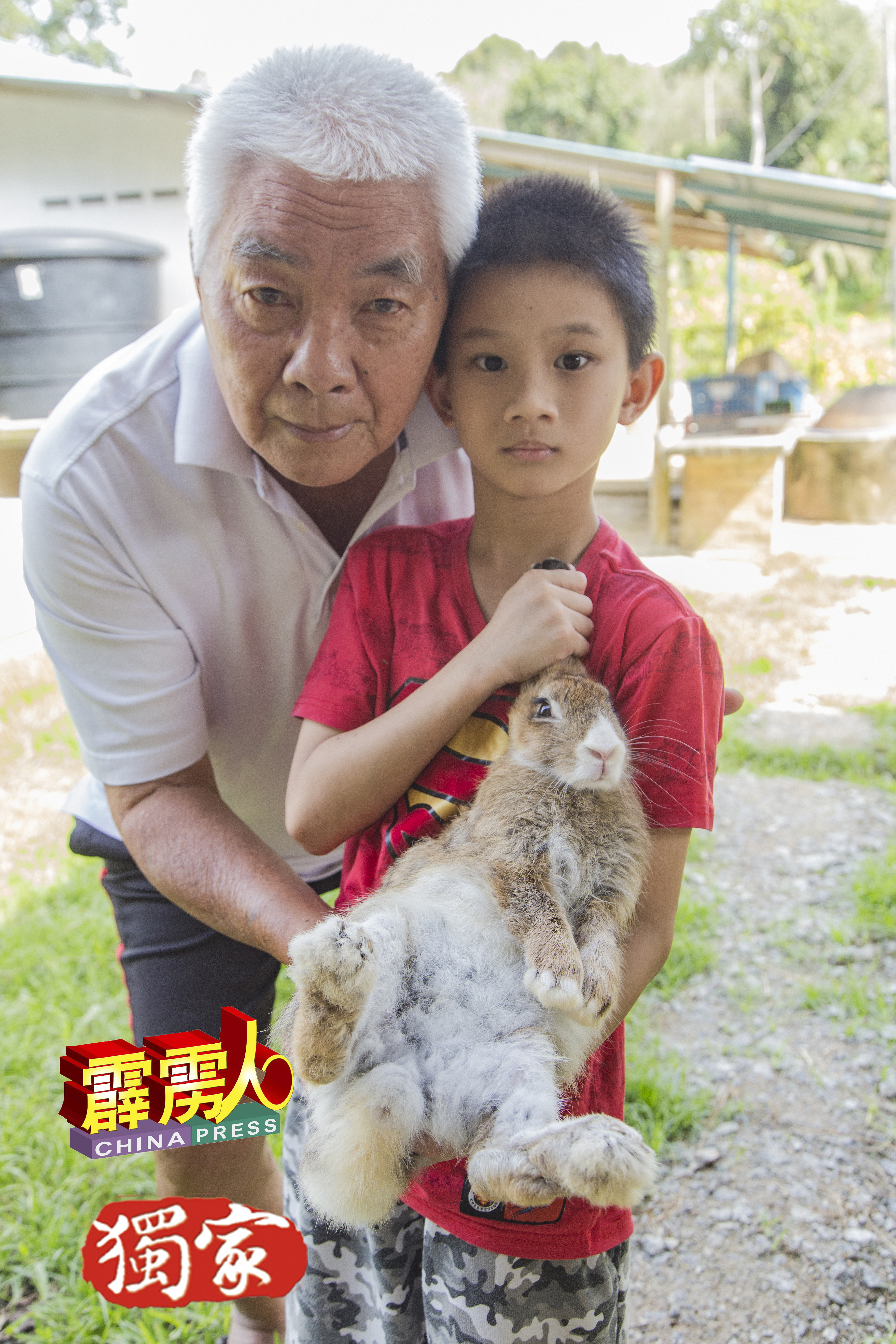 梁德坤（左）与昌敬爷孙俩，经常到农场与小灰玩乐。
