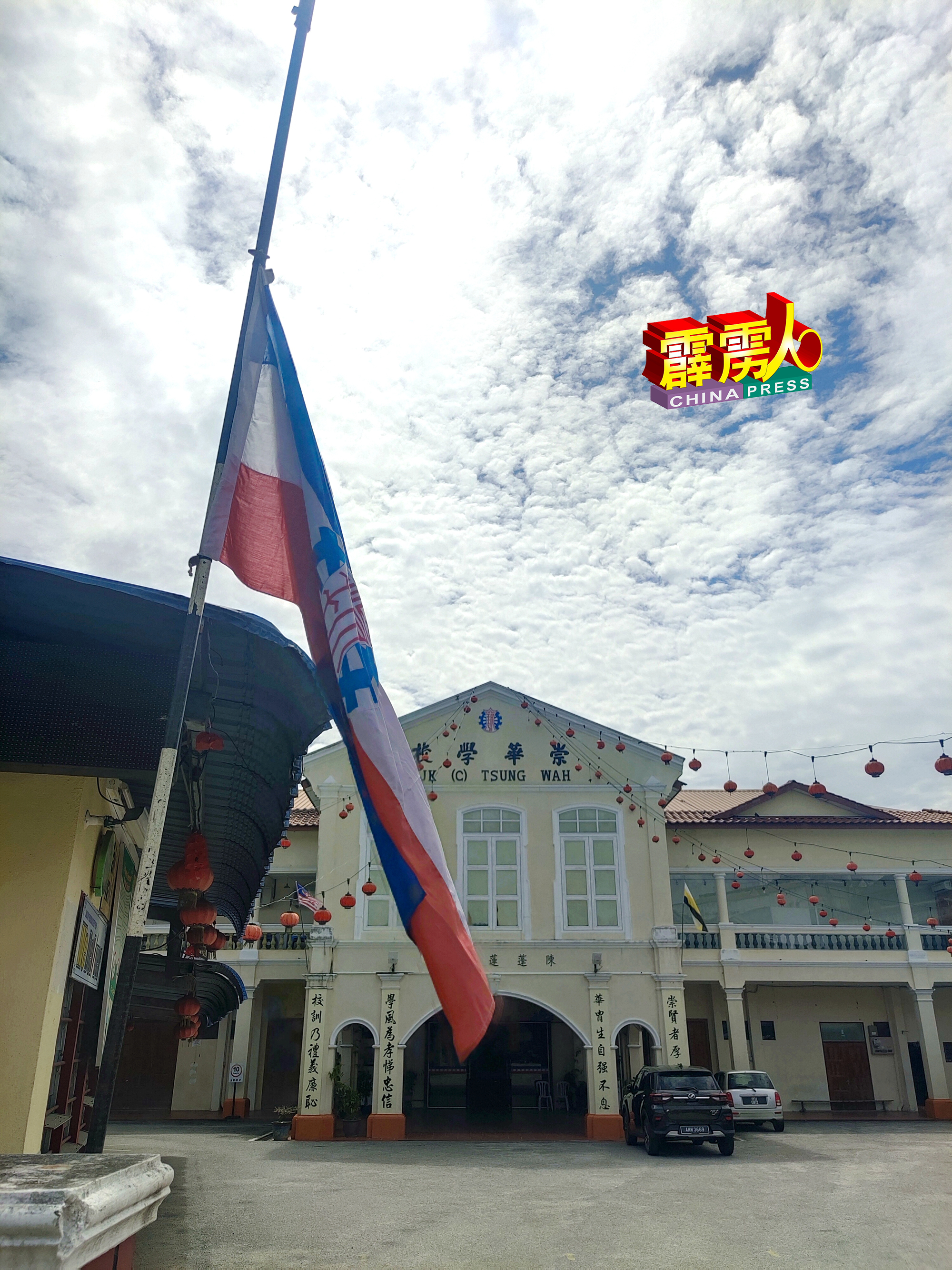 崇华小学在学校门口为病逝的校长蔡丽珊降半旗（校旗）。