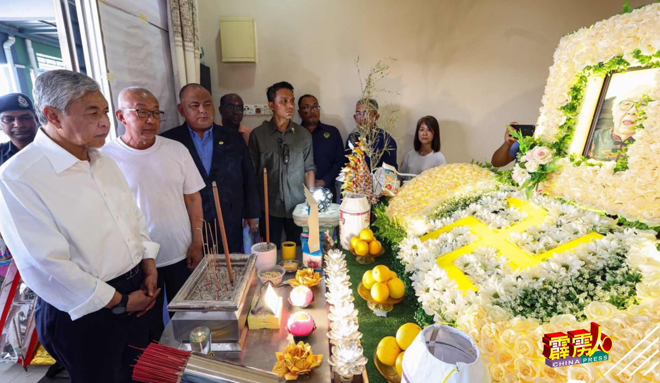 扎希于週三（15日）亲自到位于霹雳州半港的新邦恩拔的迪沙柏沙都花园住家的灵堂，向“契妈”谢惜良致祭。