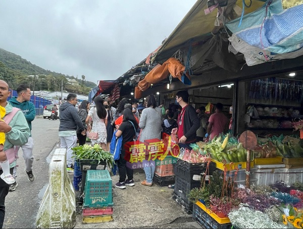 游客一般都爱到美兰村游客区的早市巴刹购物。