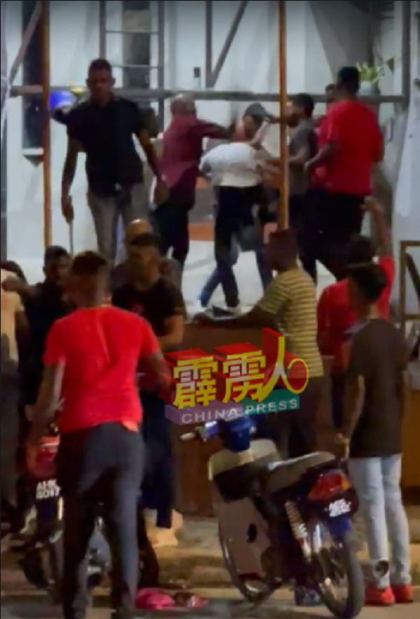 一群男子推撞再引发肢体冲突视频疯传及引起民众关注。