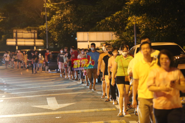 民众把车停放在距离观音洞比较远的地方后，步行前往观音洞。