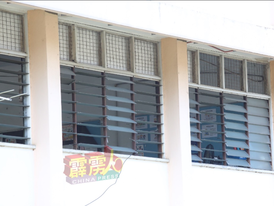 怡保狮尾崇德华小C座教学楼历时多年，窗户已经生锈急需维修，否则下雨时会因不能关窗而被雨水打湿。