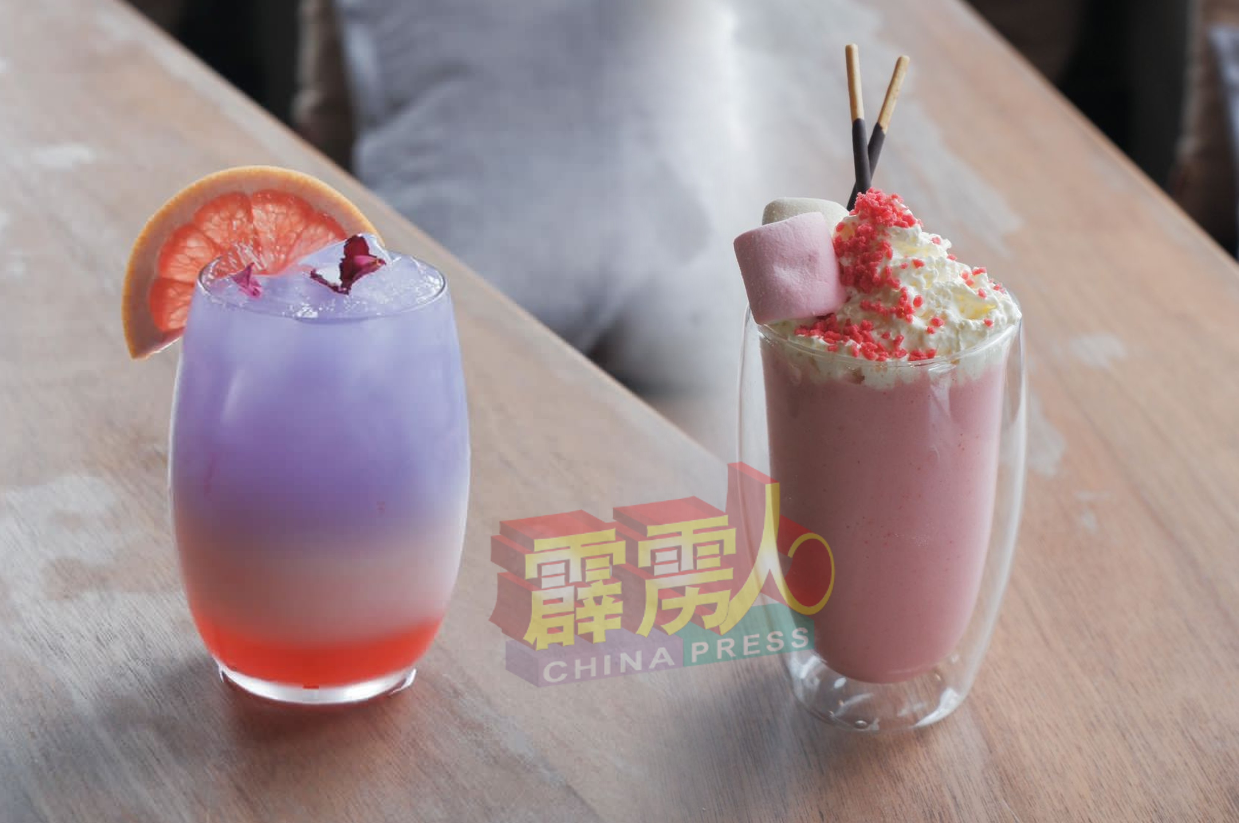 B.Belly Lab情人节特别饮料，pink iceberg（右）与companionship of love（左）。
