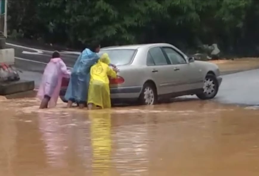 根据面子书视频，1辆车因冒险涉水而过，导致抛锚。