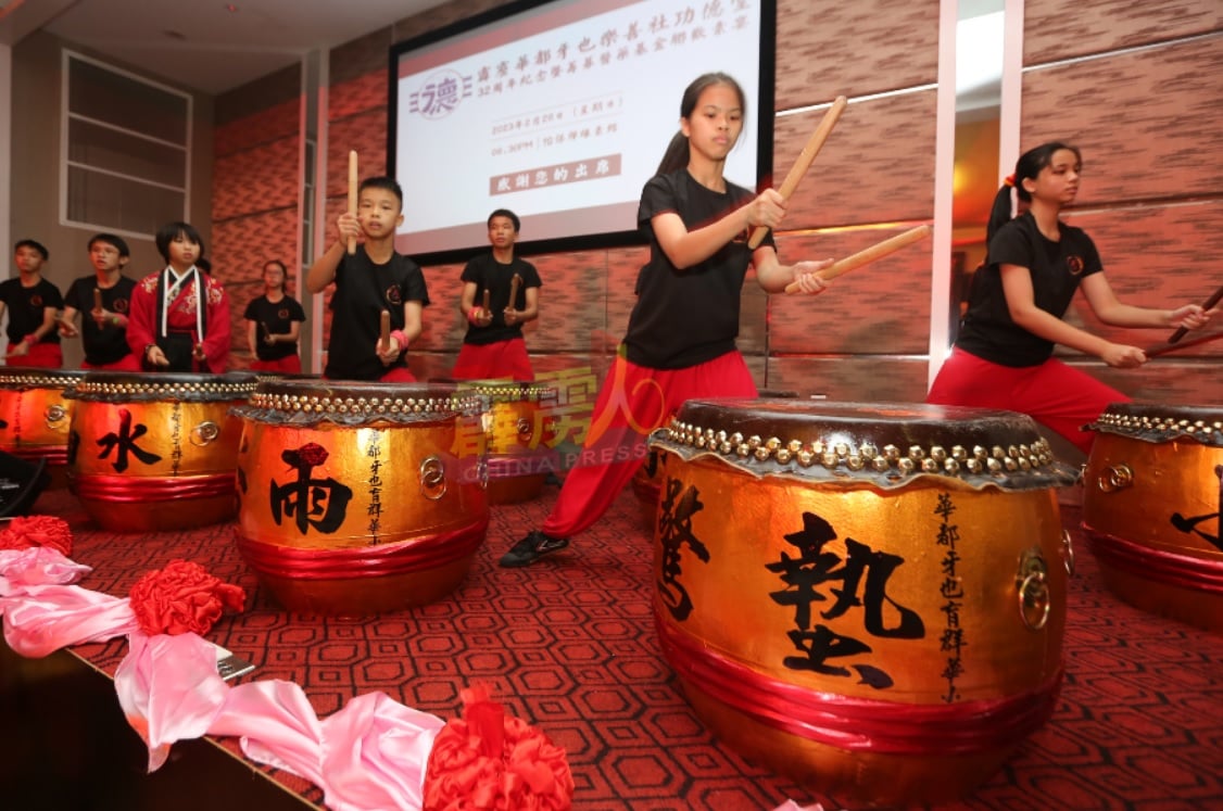 大会也邀来育群华小武术团，带来各种如节令鼓、武术、舞狮等表演。