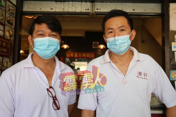 邹富勇（左起）与李腾亮说，游子于年初四时，已陆续返回外地工作。