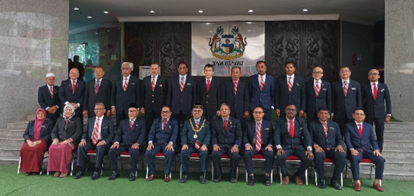 .市长鲁迈兹（前左6）和数名市政厅高官，与卸任的市议员合照留念。